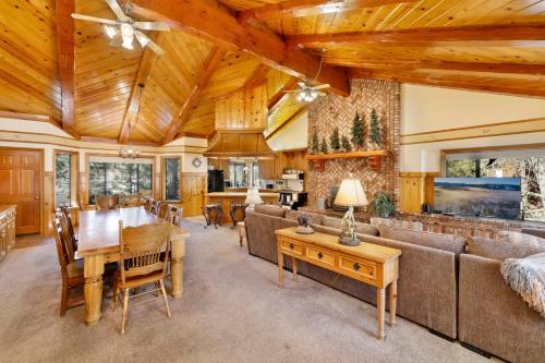 sala de estar con techo de madera y comedor en 2030-Bearfoot Lodge home, en Big Bear Lake