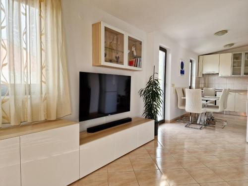 Holiday Home Bakovic - beautiful view, near Split & Trogir, Full AC rooms