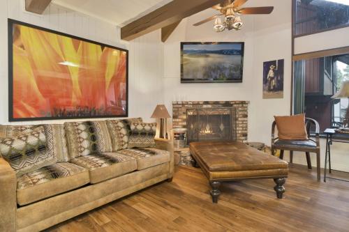 2180-Sunflowers and Cowboys home في بيغ بير لاكي: غرفة معيشة مع أريكة ومدفأة