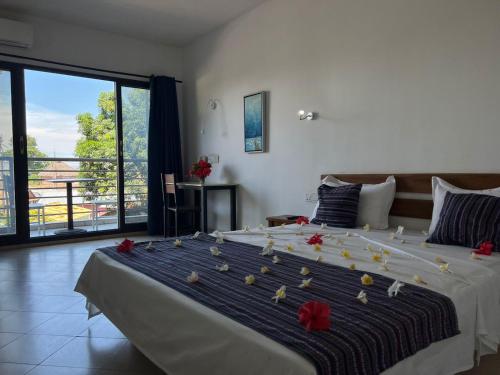 Ένα ή περισσότερα κρεβάτια σε δωμάτιο στο Hôtel Ambatoloaka