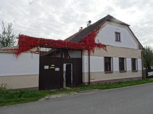 chalupa U Hovorků s bazénem - u pískoven Vlkov