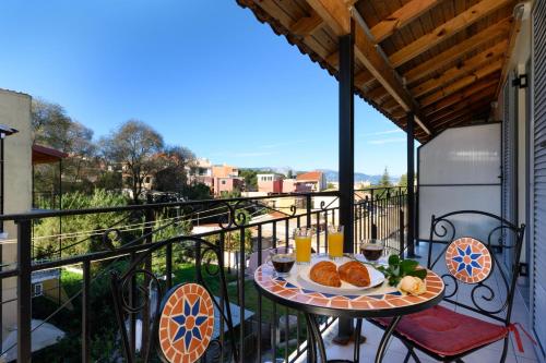 een tafel met een bord brood op een balkon bij Apartment CALLAS in Corfu Town in Corfu-stad