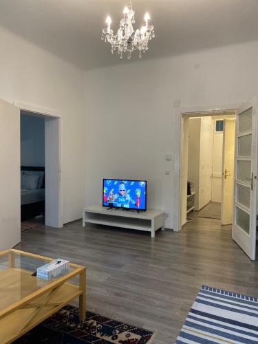 ein Wohnzimmer mit einem Flachbild-TV an der Wand in der Unterkunft Nice apartment between Schönbrunn and Karlsplatz in Wien