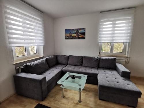 a living room with a couch and a table at Sehr Schönes 2 Zimmer Maisonnette Wohnung in Ansbach