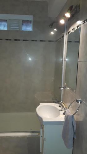 y baño con lavabo, espejo y bañera. en SANFER en San Fernando