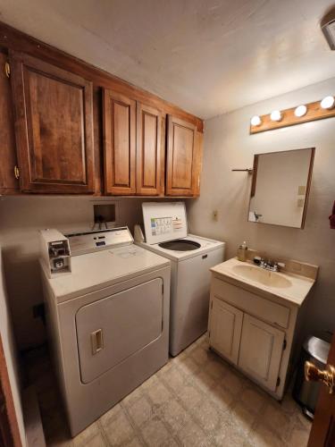 una pequeña cocina con lavadora y fregadero en Eugene Lodge and International Hostel, en Eugene