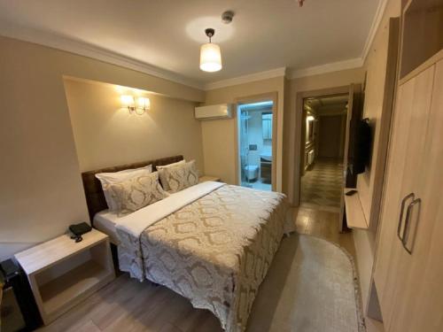 1 dormitorio con 1 cama y TV en Hotel Mavirem en Estambul