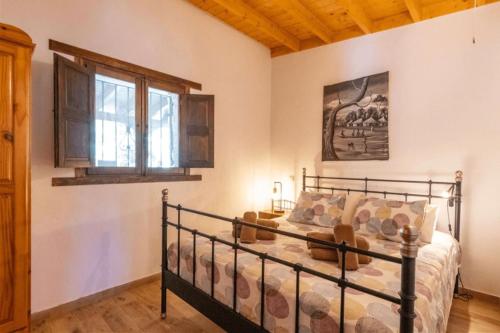 Schlafzimmer mit einem Bett und einem Fenster in der Unterkunft Las Palmeras Temisas in Temisas