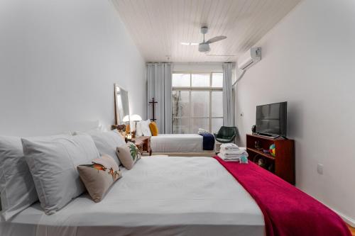 1 dormitorio con 1 cama grande y TV en Sossego em Ipanema - Ideal para famílias - VP101A Z2, en Río de Janeiro