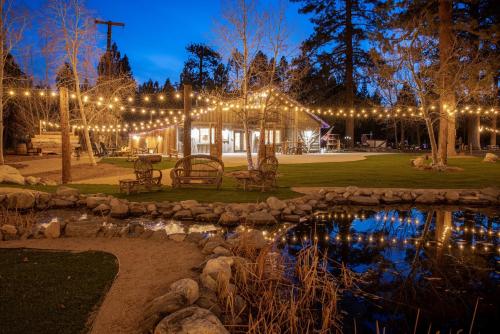 einem Pavillon mit Lichtern und einem Teich in der Nacht in der Unterkunft 1999-Shay Meadows Ranch and Resort home in Big Bear City