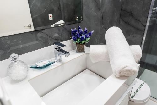 Bilik mandi di Rosemari's Apartments 4 Studios Luxuosos