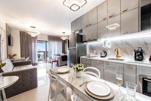Dapur atau dapur kecil di Rosemari's Apartments 4 Studios Luxuosos