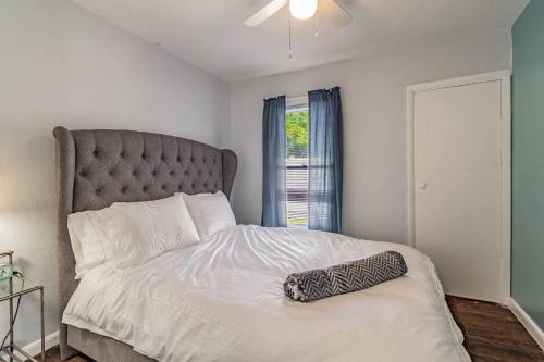 een slaapkamer met een bed met een luipaardkussen erop bij Enchanting & Welcoming 2 Bedroom Apartment-POLK #1 in New Port Richey