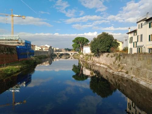 rzeka z mostem w mieście w obiekcie Bercos deluxe w mieście Prato