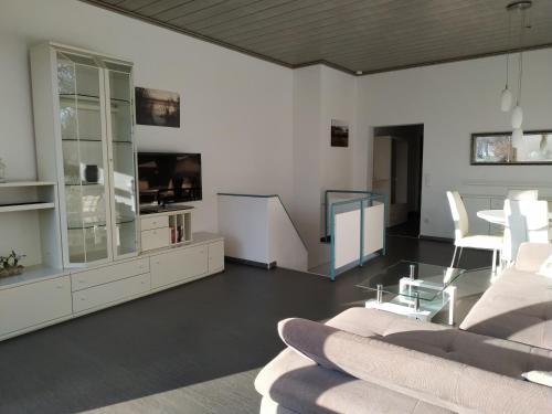 ein Wohnzimmer mit einem Sofa und einem TV in der Unterkunft Ferienwohnung M. König in Radolfzell am Bodensee