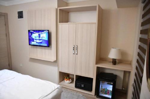 Televízia a/alebo spoločenská miestnosť v ubytovaní Hotel Mavirem