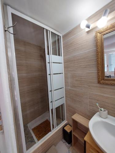 Hyères studio refait à neuf dans la cité médiévale