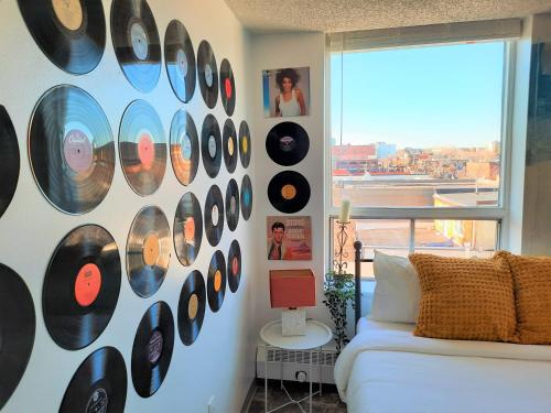 una habitación con una pared con registros. en Vintage Studio w/City Views Minutes to DT en Calgary