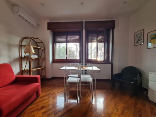 sala de estar con sofá rojo y mesa en Casa D'Amato Salerno, en Salerno