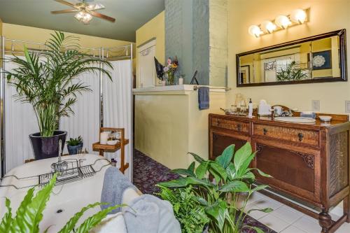 y baño con bañera, lavabo y plantas. en The KirkHouse Bed and Breakfast en Friday Harbor