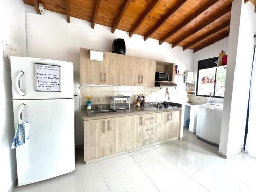 eine Küche mit einem weißen Kühlschrank und einer Spüle in der Unterkunft Cómodo apartamento completo en Envigado in Envigado
