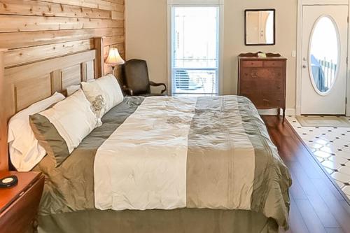 Ozark Spring Cabins - Gale's Lair Cabin 05