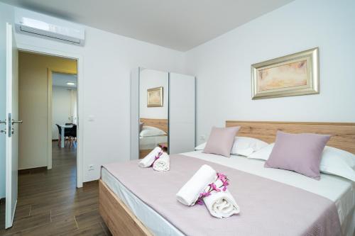 - une chambre avec 2 lits et des serviettes dans l'établissement Blue Bay Apartment, à Dubrovnik