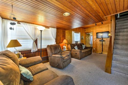 Un lugar para sentarse en Breezy Ship Bottom House with Yard and Beach Access!