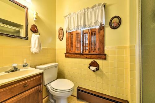 Un baño de Breezy Ship Bottom House with Yard and Beach Access!