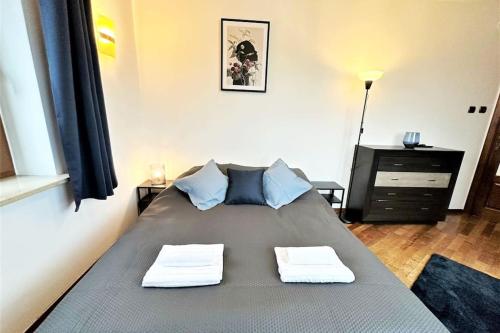 ein Schlafzimmer mit einem Bett mit zwei Handtüchern darauf in der Unterkunft Exclusive PENTHOUSE near CityCenter 120m2 +NETFLIX in Krakau