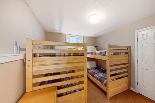 1 Schlafzimmer mit 2 Etagenbetten in einem Zimmer in der Unterkunft Winterplace G101 in Ludlow