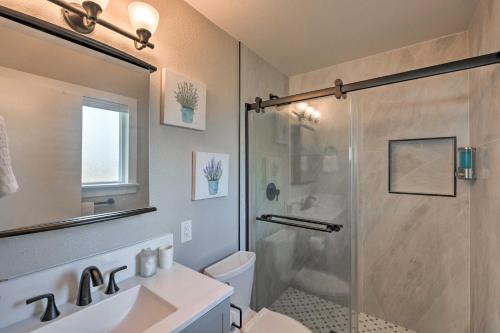 La salle de bains est pourvue d'une douche, de toilettes et d'un lavabo. dans l'établissement Vibrant Sacramento Home with Yard and Patio!, à Freeport