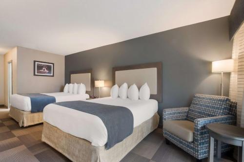 Best Western St Catharines Hotel & Conference Centre tesisinde bir odada yatak veya yataklar