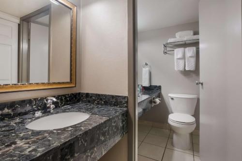 Best Western St Catharines Hotel & Conference Centreにあるバスルーム
