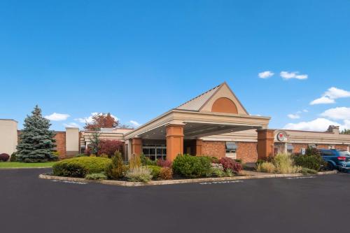 セント・キャサリンズにあるBest Western St Catharines Hotel & Conference Centreの駐車場付きの教会のある建物