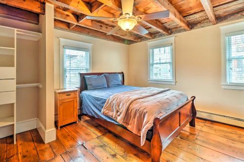 um quarto com uma cama e uma ventoinha de tecto em Charming and Historic Home with Lehigh River View 