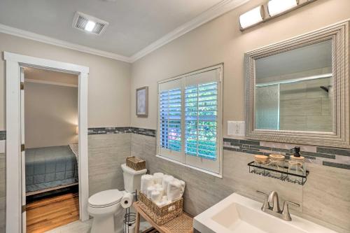 baño con aseo y lavabo y ventana en Waterfront Port Richey Getaway with Shared Dock, en Port Richey