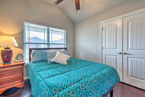 una camera da letto con un letto con un piumone blu e una finestra di Fayetteville Home Near Biking Trails and University a Fayetteville