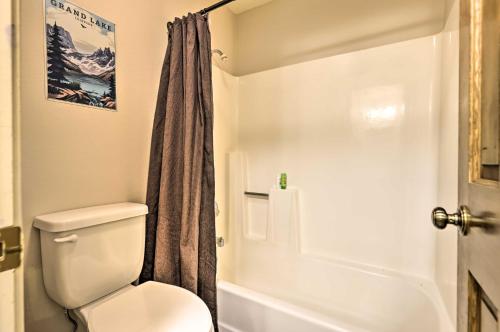 een badkamer met toilet en douche bij Walk to Grand Lake Riverfront Gem with Fireplace! in Grand Lake