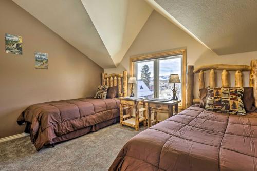een slaapkamer met 2 bedden en een bureau met een raam bij Walk to Grand Lake Riverfront Gem with Fireplace! in Grand Lake