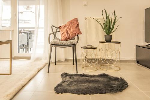 sala de estar con silla y alfombra peluda en Apollo's Apartment on Radio City Midas Home, en Tesalónica