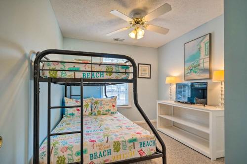 Postel nebo postele na pokoji v ubytování Oak Island Hideaway Hut about 1 Mi to Long Beach!