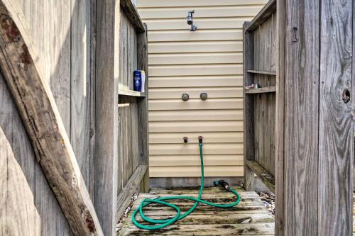 Fotografie z fotogalerie ubytování Oak Island Hideaway Hut about 1 Mi to Long Beach! v destinaci Oak Island