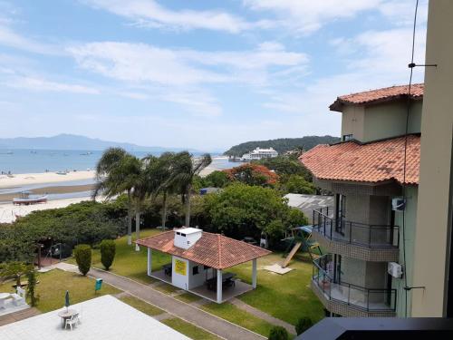 widok na plażę z balkonu budynku w obiekcie Residencial Costa Esmeralda w mieście Florianópolis
