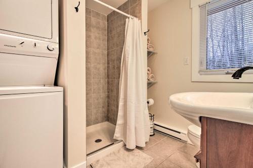 un bagno bianco con lavandino e doccia di Vermont Retreat - 8 Mi to Killington Ski Area a Killington