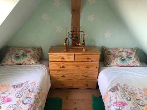 - une chambre avec 2 lits et une commode en bois dans l'établissement Holiday home in Srednje Grcevje - Kranjska Krain 26064, à Srednje Grčevje