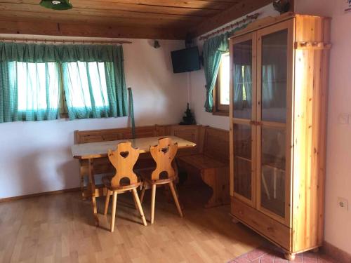- une salle à manger avec une table et des chaises en bois dans l'établissement Holiday home in Srednje Grcevje - Kranjska Krain 26064, à Srednje Grčevje