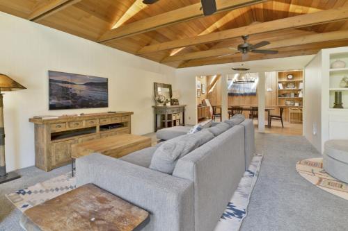 een woonkamer met een bank en een tafel bij 2172-Bow Canyon Cabin home in Big Bear Lake