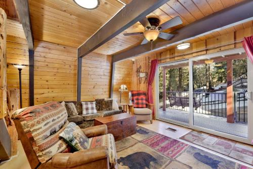 uma sala de estar com um sofá e uma ventoinha de tecto em 1946-Wolf Cub Cabin home em Big Bear Lake