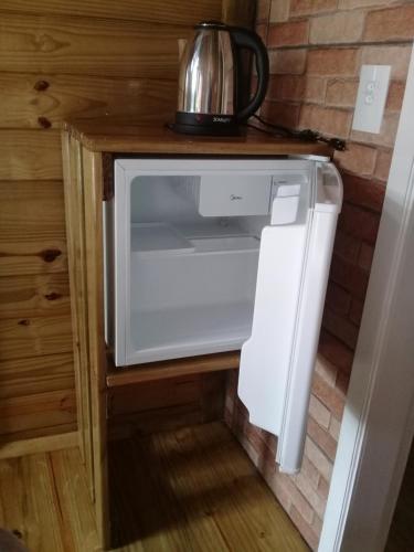 un forno a microonde seduto sopra un armadio di Chalés Snow a Urubici